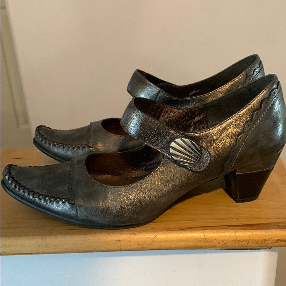 Geo Reino Black Heels with Chunky Heel and Pointed Toe